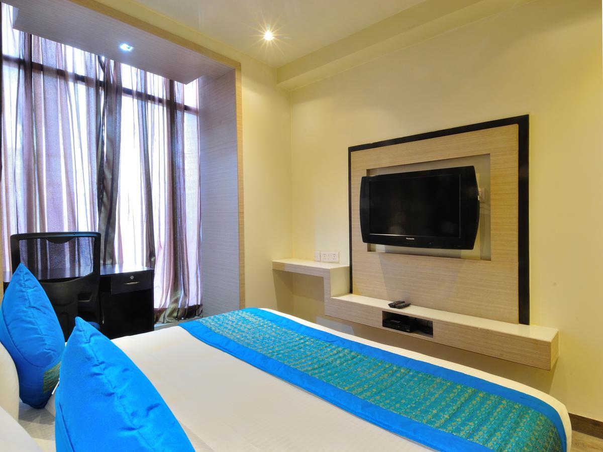 Hotel Royal Grand - Opposite Axis Bank East Patel Nagar Нью-Дели Экстерьер фото